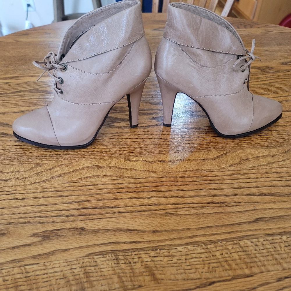 B Makoswky Camel Cap Toe Genuine Leather Heels Shoes Ankle Boots